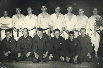 823703 Groepsportret van de wedstrijdteams van de judoverenigingen Utrecht (achter) en Van der Horst tijdens een ...